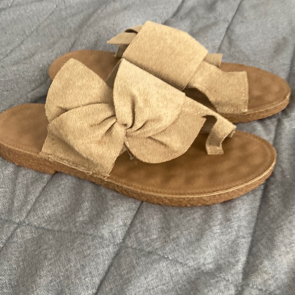 Fashionable Sandals with bow tie designs - Picture 1 of 5